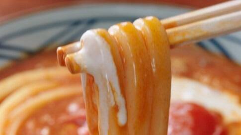 Marugame Seimen develops “Sweet Tomato Tama Curry Udon” with TOKIO Matsuoka