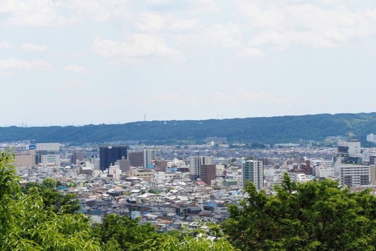 Hanno City is located in the southwestern part of Saitama Prefecture, within about 50 km of central Tokyo, and is blessed with nature, including greenery and clear streams, while also enjoying good transport access.