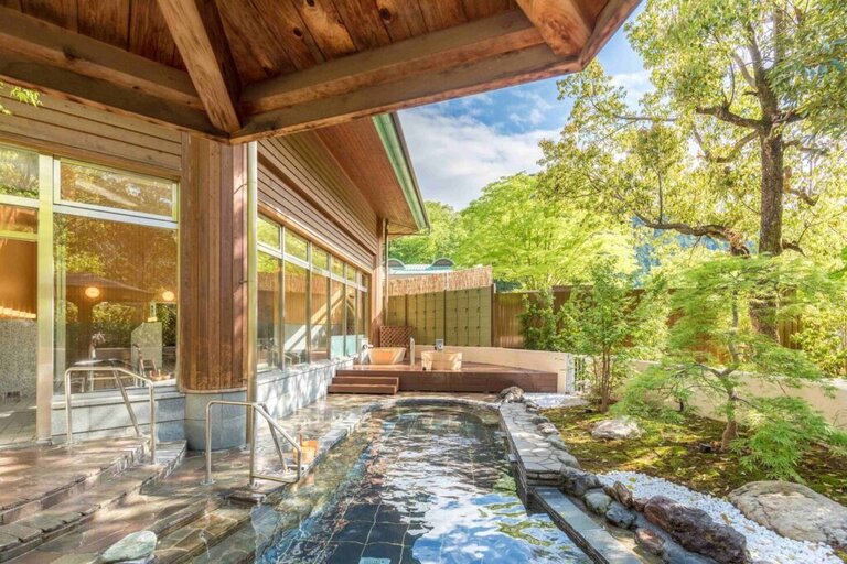 An open-air bath surrounded by trees where you can spend a relaxing time